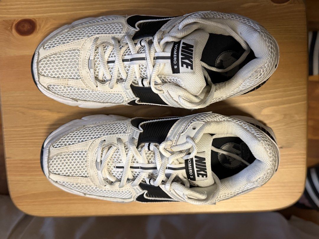 Nike Vomero 5 (Category: Sneakers) located in Quezon City. Submitted by aa514 (Listing ID 1459368252, Image 3). Description: - Nike Vomero 5 - size US 7.5, EU 40.5, cm 25.5, BR 39 - Color: White and Black - Breathable mesh upper - Cushioned sole for comfort - Ideal for running and everyday wear - Note: Minor signs of wear on the soles.