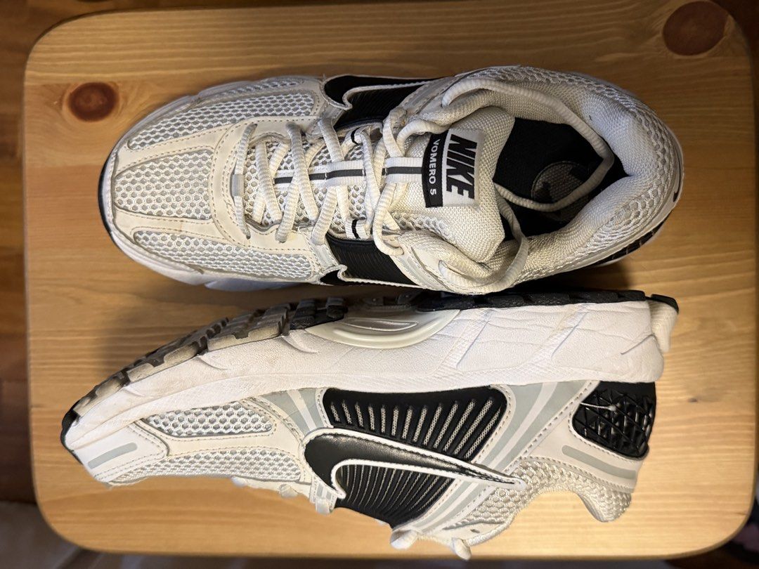 Nike Vomero 5 (Category: Sneakers) located in Quezon City. Submitted by aa514 (Listing ID 1459368252, Image 2). Description: - Nike Vomero 5 - size US 7.5, EU 40.5, cm 25.5, BR 39 - Color: White and Black - Breathable mesh upper - Cushioned sole for comfort - Ideal for running and everyday wear - Note: Minor signs of wear on the soles.