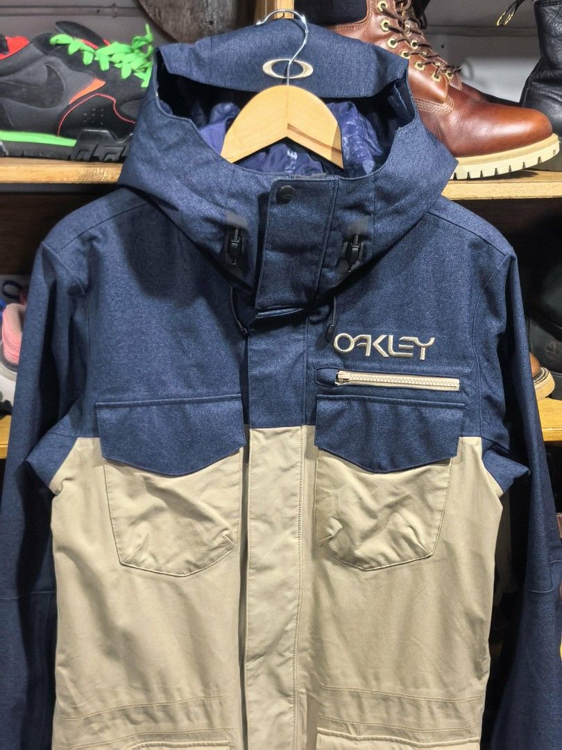 Oakley Blackhawk BioZone™ Jacket (Category: Coats, Jackets and Outerwear) located in Baguio. Submitted by gabierfinds (Listing ID 1459345682, Image 2). Description: Oakley Blackhawk BioZone™ Jacket in a navy blue and tan colorway from their pro rider snow series. Built to meet the demands of pro riders and featuring a longer parka fit, the Blackhawk BioZone™ Jacket provides extra weather protection and warmth on the slopes. Size S on tag, can fit