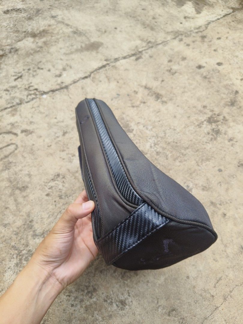 Oakley Golf Club Head Cover (Category: Golf) located in Davao. Submitted by tsupremacy (Listing ID 1459342181, Image 3). Description: Oakley Golf Club Head Cover - Excellent Condition - Color may vary due to lighting. - Color rate 10/10 - Issue: see last 2 pics.