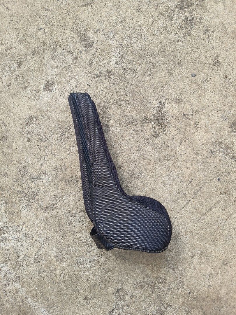 Oakley Golf Club Head Cover (Category: Golf) located in Davao. Submitted by tsupremacy (Listing ID 1459342181, Image 2). Description: Oakley Golf Club Head Cover - Excellent Condition - Color may vary due to lighting. - Color rate 10/10 - Issue: see last 2 pics.