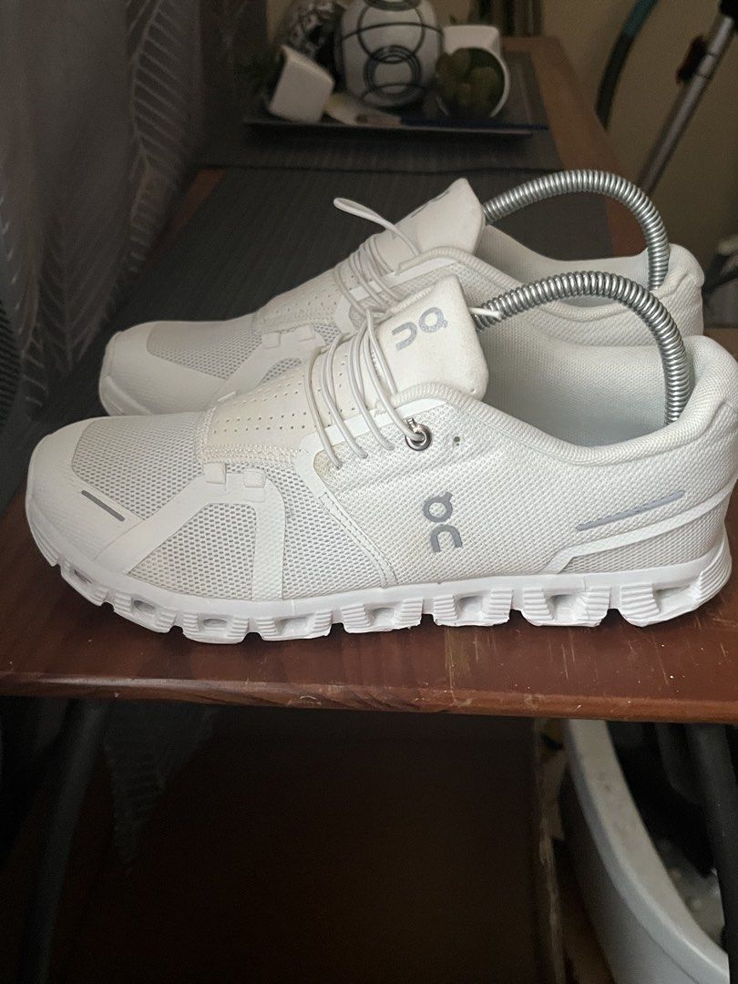 On Cloud Running (Category: Sneakers) located in Las Pinas. Submitted by deepsouthe (Listing ID 1459371419, Image 1). Description: On Cloud eRunning M8, W9.5, 7.5uk, 41eu, 26cm Legit Lightly used in VG condition No issues Php4,500 plus sf Las Pinas area.