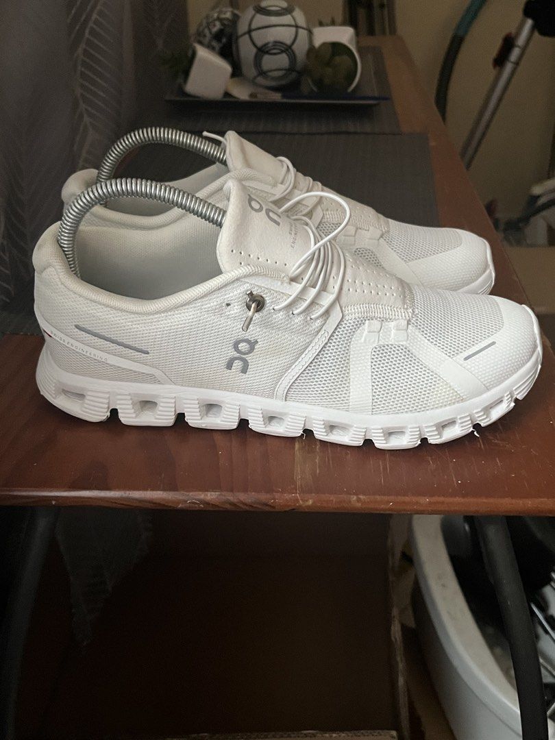 On Cloud Running (Category: Sneakers) located in Las Pinas. Submitted by deepsouthe (Listing ID 1459371419, Image 2). Description: On Cloud eRunning M8, W9.5, 7.5uk, 41eu, 26cm Legit Lightly used in VG condition No issues Php4,500 plus sf Las Pinas area.