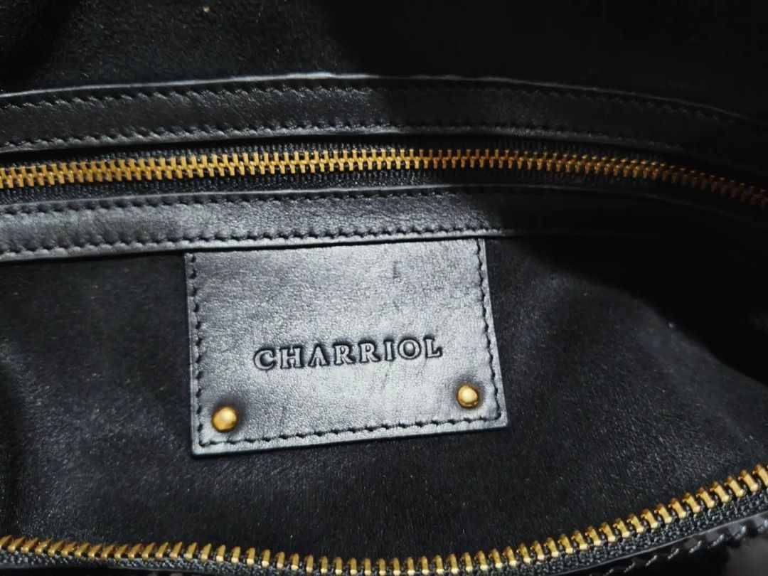 Original CHARIOL (Category: Shoulder Bags) located in Caloocan City. Submitted by secondhand_shop2 (Listing ID 1459390413, Image 3). Description: Sale❗️Sale❗️Sale❗️ ₱ 5,880 Original CHARRIOL Almost new Black & white Ykk zipper Medium-Large Pure genuine leather No flaws 📌First to pay!.