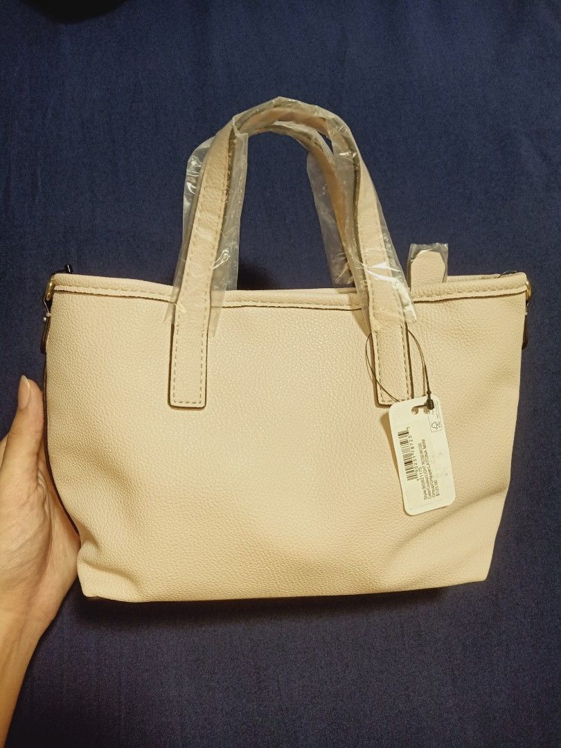 Original GUESS handbag (baby pink) (Category: Luxury Bags & Wallets) located in Manila. Submitted by tjgochum2342290 (Listing ID 1459361471, Image 3). Description: Original GUESS hand bag (baby pink) BRAND NEW GUESS BAG Model: Latona mini FULL SET: - Handbag - Strap - Pouch - Mini wallet - Dust cover PAYMENT METHOD: - Gcash DELIVERY: - Lalamove - Gogo Xpress (buyer will carry shipping fee) (message seller for inquiry/negotiations).