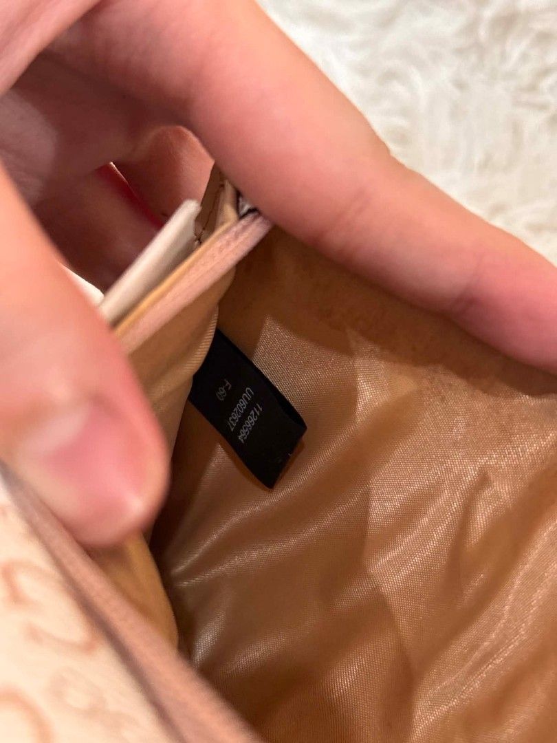Original Guess Wallet (Category: Wallets & Card holders) located in Palayan City. Submitted by allmypreloved_ph (Listing ID 1459307322, Image 3). Description: .