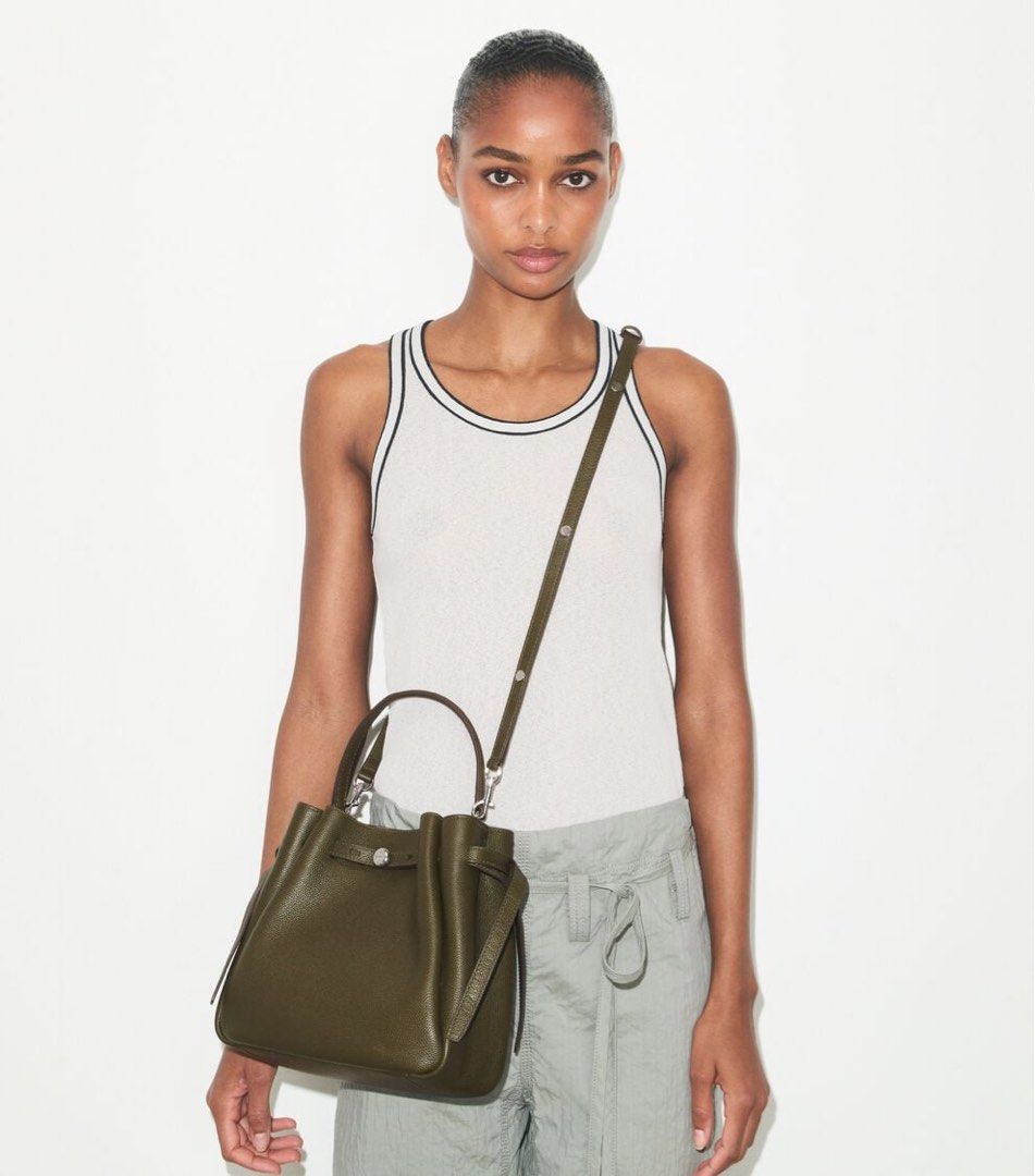 💯ORIGINAL TORY BURCH ROMY BUCKET LECCIO (Category: Cross-body Bags) located in Quezon City. Submitted by ashongsstore (Listing ID 1459383334, Image 3). Description: ✨ T0RY. BURCH COLLECTION ✨ 🇵🇭AVAILABLE🇵🇭 Romy Bucket Bag New Colors Understated. Refined. Effortlessly luxurious. The Romy Bucket Bag embodies modern elegance with its softly gathered silhouette and supple pebbled leather. A beautifully understated piece designed to move effortle