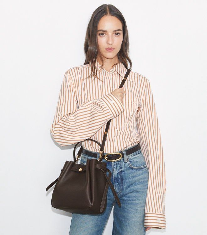 💯ORIGINAL TORY BURCH ROMY BUCKET DEEP BROWN (Category: Cross-body Bags) located in Quezon City. Submitted by ashongsstore (Listing ID 1459383464, Image 3). Description: ✨ T0RY. BURCH COLLECTION ✨ 🇵🇭AVAILABLE🇵🇭 Romy Bucket Bag New Colors Understated. Refined. Effortlessly luxurious. The Romy Bucket Bag embodies modern elegance with its softly gathered silhouette and supple pebbled leather. A beautifully understated piece designed to move effo