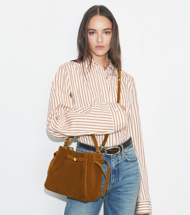 💯ORIGINAL TORY BURCH ROMY BUCKET SUEDE COLLECTION (Category: Cross-body Bags) located in Quezon City. Submitted by ashongsstore (Listing ID 1459387905, Image 3). Description: ✨ T0RY. BURCH COLLECTION✨ 🇵🇭AVAILABLE🇵🇭 ROMY SUEDE BUCKET BAG Soft texture. Sculptural silhouette. Effortless sophistication. The Romy Suede Bucket Bag brings a beautifully understated sense of luxury with its soft suede finish and gently gathered shape. Lightweight yet