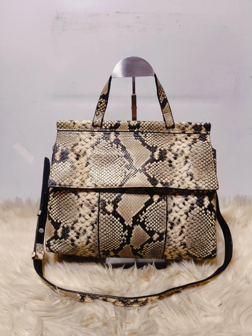Original Tory Burch snake skin (Category: Shoulder Bags) located in Caloocan City. Submitted by secondhand_shop2 (Listing ID 1459300502, Image 1). Description: Sale❗️Sale❗️Sale❗️ Original TORY BURCH Medium-Large Genuine snake skin w/ provided dustbag 📌First to pay.