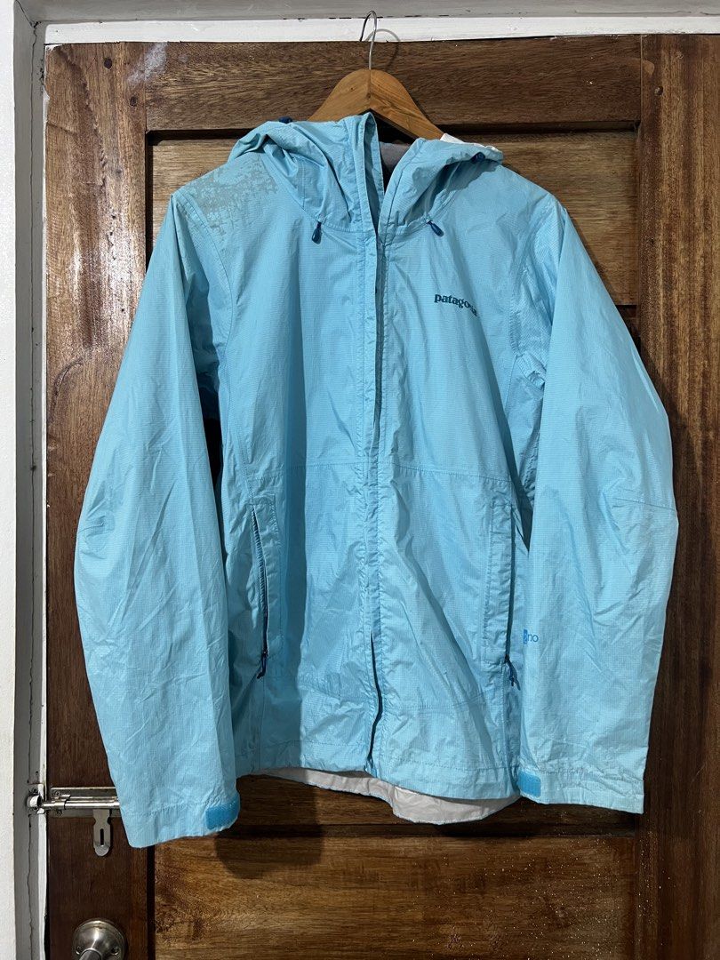 Patagonia jacket (Category: Coats, Jackets and Outerwear) located in Jaen. Submitted by 17thstreetclo.bymkdl (Listing ID 1459399249, Image 1). Description: Patagonia Jacket 9/10 color rate Issue nababakbak na yung nasa loob at may dumi sa likod na part 21x28 dimension .