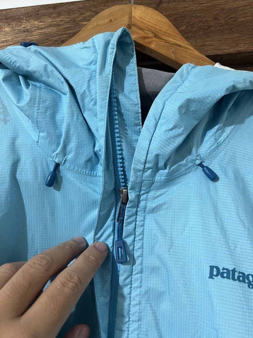 Patagonia jacket (Category: Coats, Jackets and Outerwear) located in Jaen. Submitted by 17thstreetclo.bymkdl (Listing ID 1459399249, Image 3). Description: Patagonia Jacket 9/10 color rate Issue nababakbak na yung nasa loob at may dumi sa likod na part 21x28 dimension .