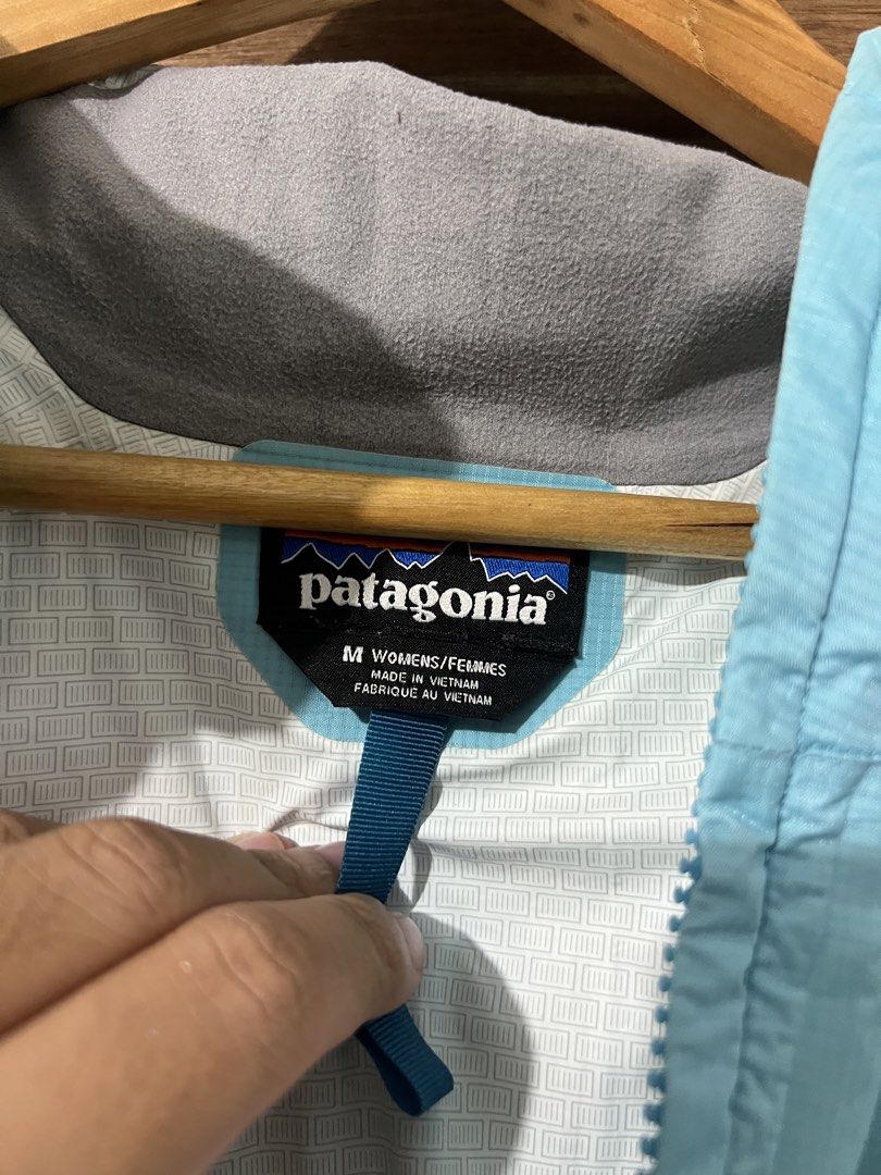 Patagonia jacket (Category: Coats, Jackets and Outerwear) located in Jaen. Submitted by 17thstreetclo.bymkdl (Listing ID 1459399249, Image 2). Description: Patagonia Jacket 9/10 color rate Issue nababakbak na yung nasa loob at may dumi sa likod na part 21x28 dimension .