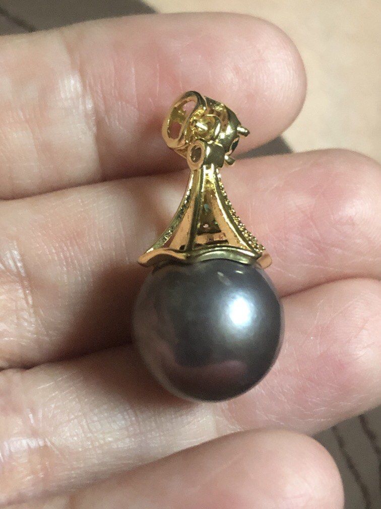 PEARL DROP STYLE PENDANT NECKLACE (Category: Necklaces) located in Quezon City. Submitted by thestoreofhappinessph (Listing ID 1459366543, Image 3). Description: Vintage style pearl drop pendant necklace With white and emerald green crystal details MOP GCASH SHIPS VIA JNT NO COD.