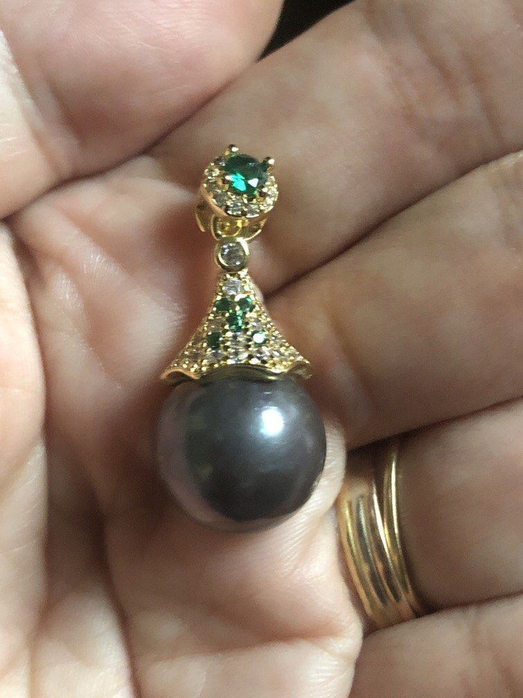 PEARL DROP STYLE PENDANT NECKLACE (Category: Necklaces) located in Quezon City. Submitted by thestoreofhappinessph (Listing ID 1459366543, Image 1). Description: Vintage style pearl drop pendant necklace With white and emerald green crystal details MOP GCASH SHIPS VIA JNT NO COD.
