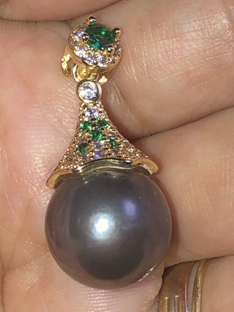 PEARL DROP STYLE PENDANT NECKLACE (Category: Necklaces) located in Quezon City. Submitted by thestoreofhappinessph (Listing ID 1459366543, Image 2). Description: Vintage style pearl drop pendant necklace With white and emerald green crystal details MOP GCASH SHIPS VIA JNT NO COD.