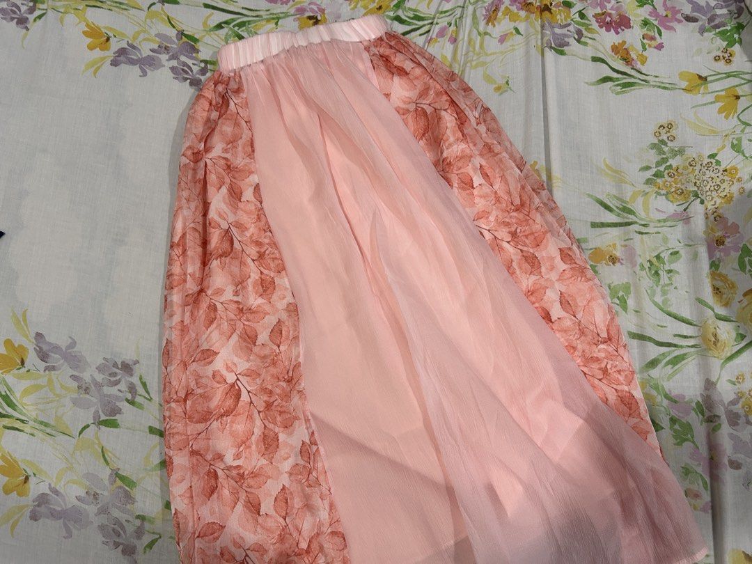 pink chiffon floral maxi skirt (Category: Skirts) located in Antipolo. Submitted by giaciers (Listing ID 1459378982, Image 1). Description: got this from vietnam! very cute :) has an extra lining as well.