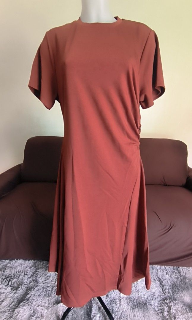 Plains & Prints Dress - XL (Category: Dresses) located in Antipolo. Submitted by secondcharmstore (Listing ID 1430888547, Image 1). Description: -sale 900 Dress from Plains & Prints is a beautiful rust color. It features short sleeves and a flattering design with ruching on one side. The dress has a midi length and a unique pleated detail at the back. It is a size XL, as indicated on the tag. original price P2598 chest: 40-42 inches waist: 34-36 