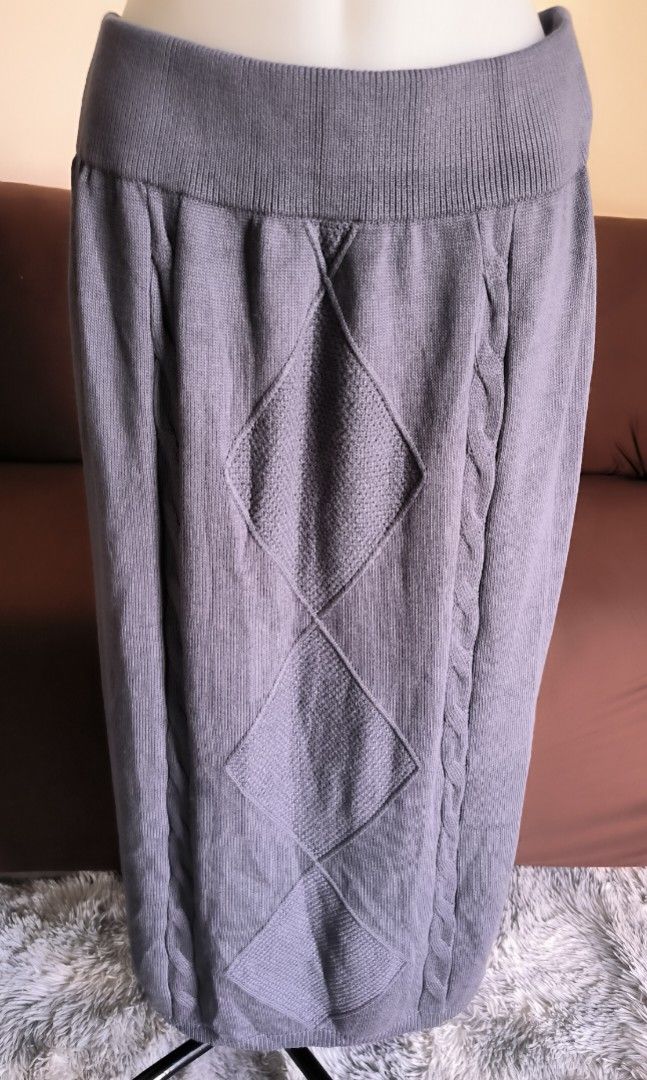 Plains & Prints Knit Skirt (Category: Skirts) located in Antipolo. Submitted by secondcharmstore (Listing ID 1430887043, Image 1). Description: sale 500 Gray knit skirt from Plains & Prints. It features a unique diamond pattern and cable knit detailing. The skirt has a comfortable, wide waistband. The size is M. The original price tag is still attached. It is a versatile piece that can be dressed up or down. original price P1598 waist: 28-34 inch