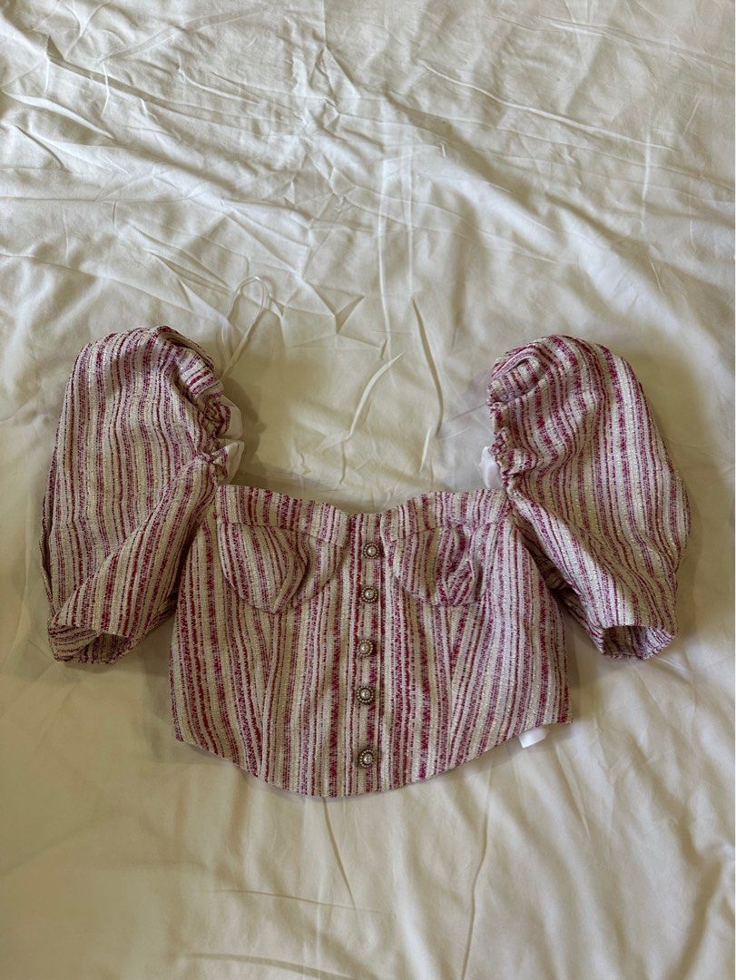 Pomelo Puffed Sleeve Cropped Top (Category: Blouses) located in Manila. Submitted by liangeanph (Listing ID 1459384289, Image 1). Description: Unused Fits xs body frame.
