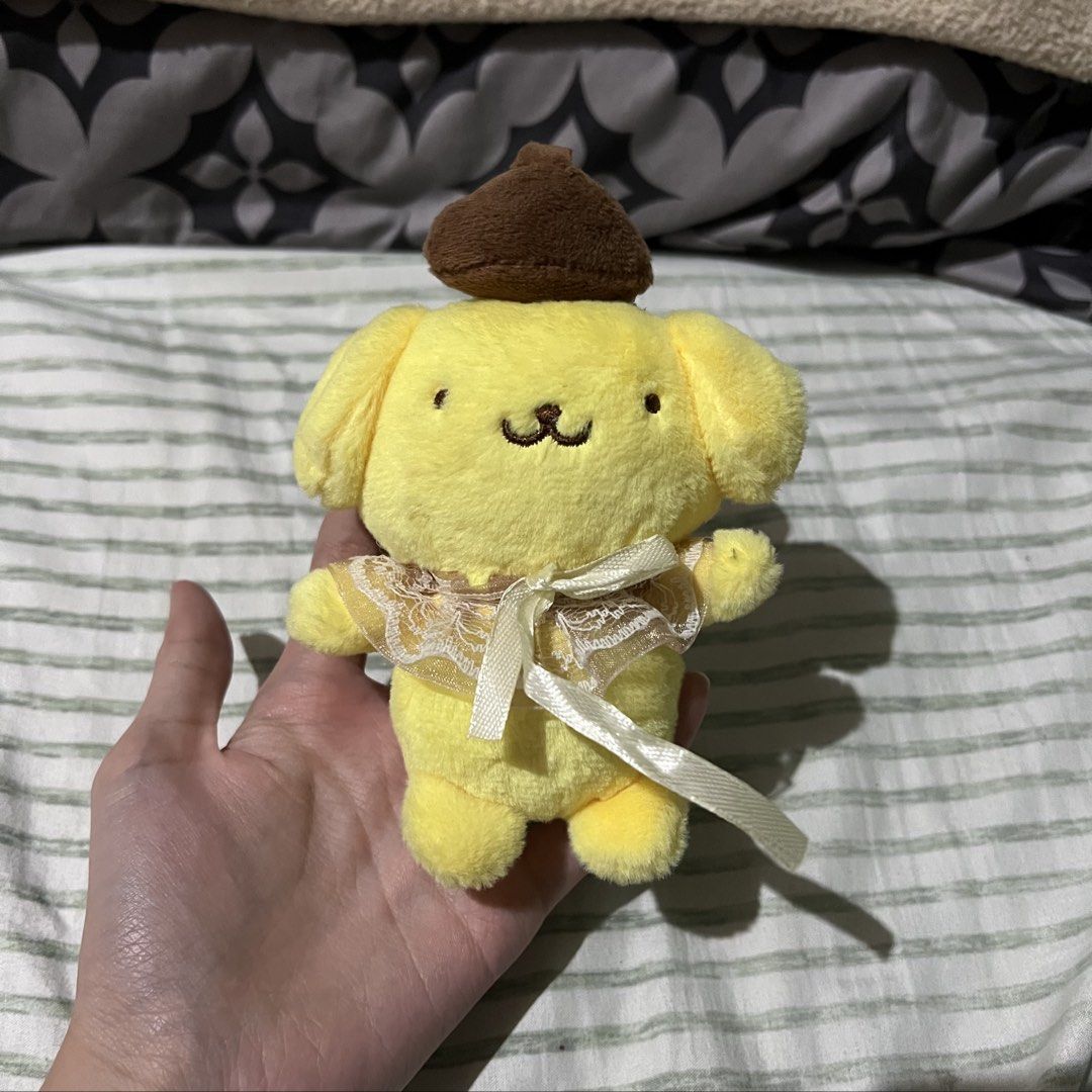Pompompurin plush toy (Category: Plushies & Soft Toys) located in Manila. Submitted by erickalago (Listing ID 1459454615, Image 1). Description: natanggal ng dikit sa may other side ng ribbon niya, kita naman sa pic 🥹 loc: manila & makati.