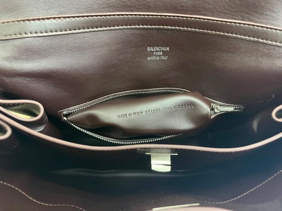 Preloved Balenciaga Dark Choco Rodeo (Category: Tote Bags) located in Manila. Submitted by bagsandshoesmanymore (Listing ID 1459371534, Image 3). Description: Preloved Balenciaga Rodeo Color Dark Choco Size 35cm Silver hardware Made in Italy Genuine leather What you see is what you get🥰 Please read before you order 👉🏻❗️Payment first before shipping ❗️Cut off time of payment 11am sameday delivery ❗️NO MEET UP / NO PICK UP ❗️ORDER CANNOT BE CANC