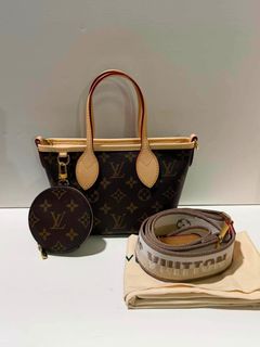 (Category: ) located in . Submitted by bagsandshoesmanymore (Listing ID 1459296563, Image 1). Description: .