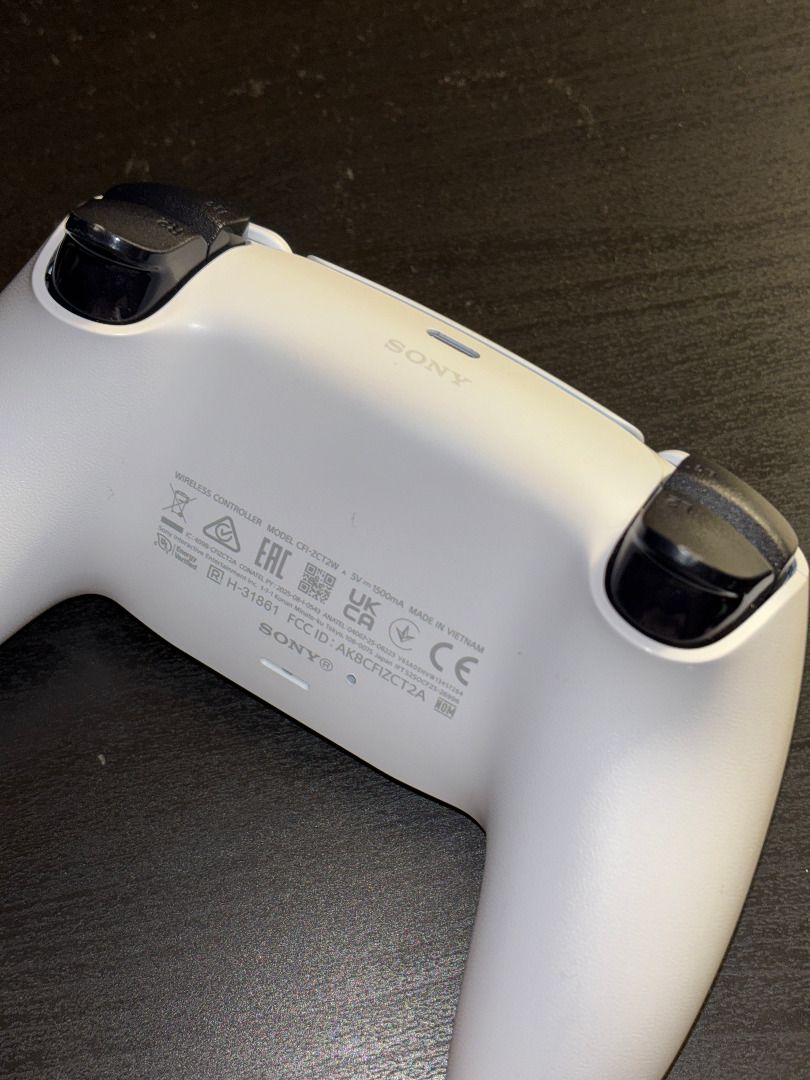 PS5 Controller (Category: Controllers) located in Las Pinas. Submitted by newjians (Listing ID 1459413865, Image 3). Description: binigay sakin ng may-ari ng bahay dito sa middle east nasa middle east ako ngayon, ready to book delivery on september 8 no breakage nor defects nor flaws whatsoever SURE BUYERS ONLY, DELIVERY ONLY/NO MEET-UP, READY TO PAY UPON BOOKING.