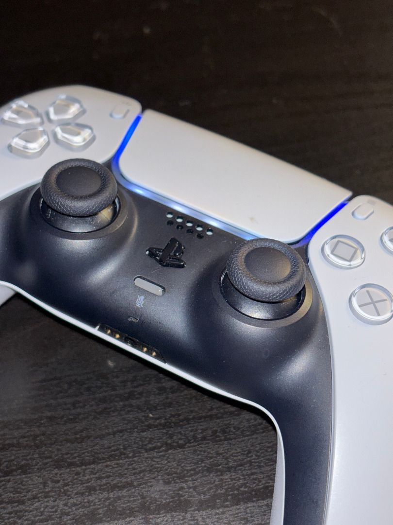 PS5 Controller (Category: Controllers) located in Las Pinas. Submitted by newjians (Listing ID 1459413865, Image 2). Description: binigay sakin ng may-ari ng bahay dito sa middle east nasa middle east ako ngayon, ready to book delivery on september 8 no breakage nor defects nor flaws whatsoever SURE BUYERS ONLY, DELIVERY ONLY/NO MEET-UP, READY TO PAY UPON BOOKING.