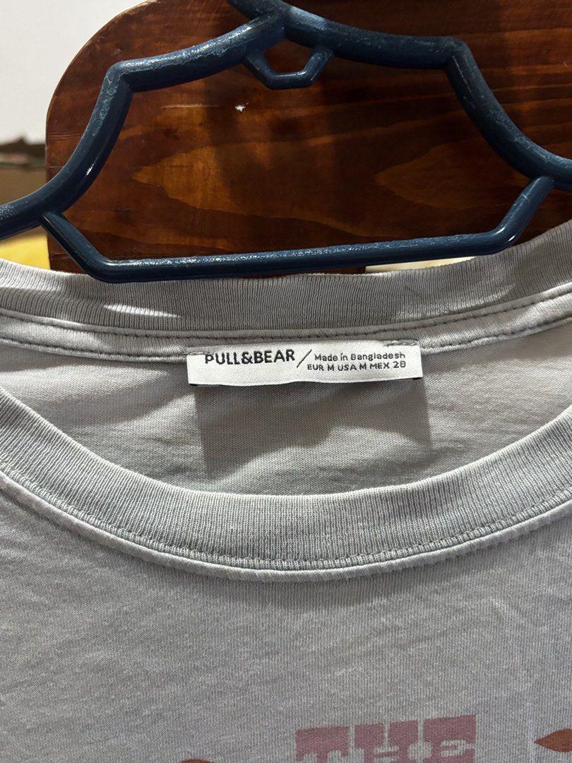 Pull and Bear Tee (Category: Shirts) located in Apalit. Submitted by kylaprelovedpicks (Listing ID 1459328422, Image 3). Description: • Lightly used. • little bit of stain other than that design na yung iba • size is nasa picture (medium) Rfs: hindi na nasusuot MOP: Gcash MOD: JnT Price is negotiable Dm if interested.