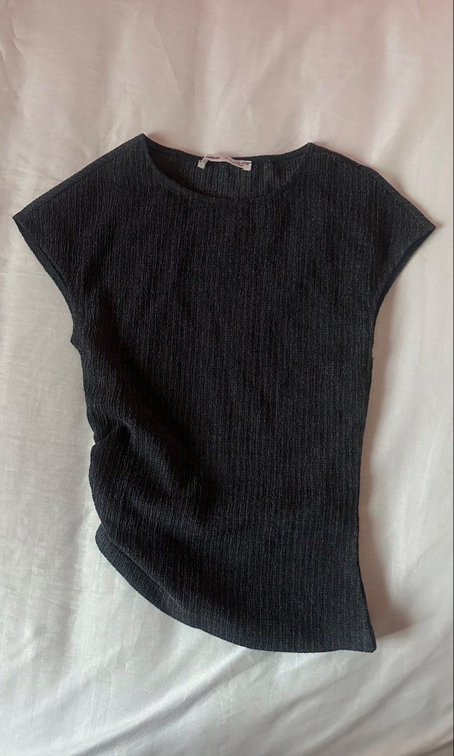 pull&bear top (Category: Other Tops) located in Petaling Jaya. Submitted by fufubun1504 (Listing ID 1459312895, Image 1). Description: .