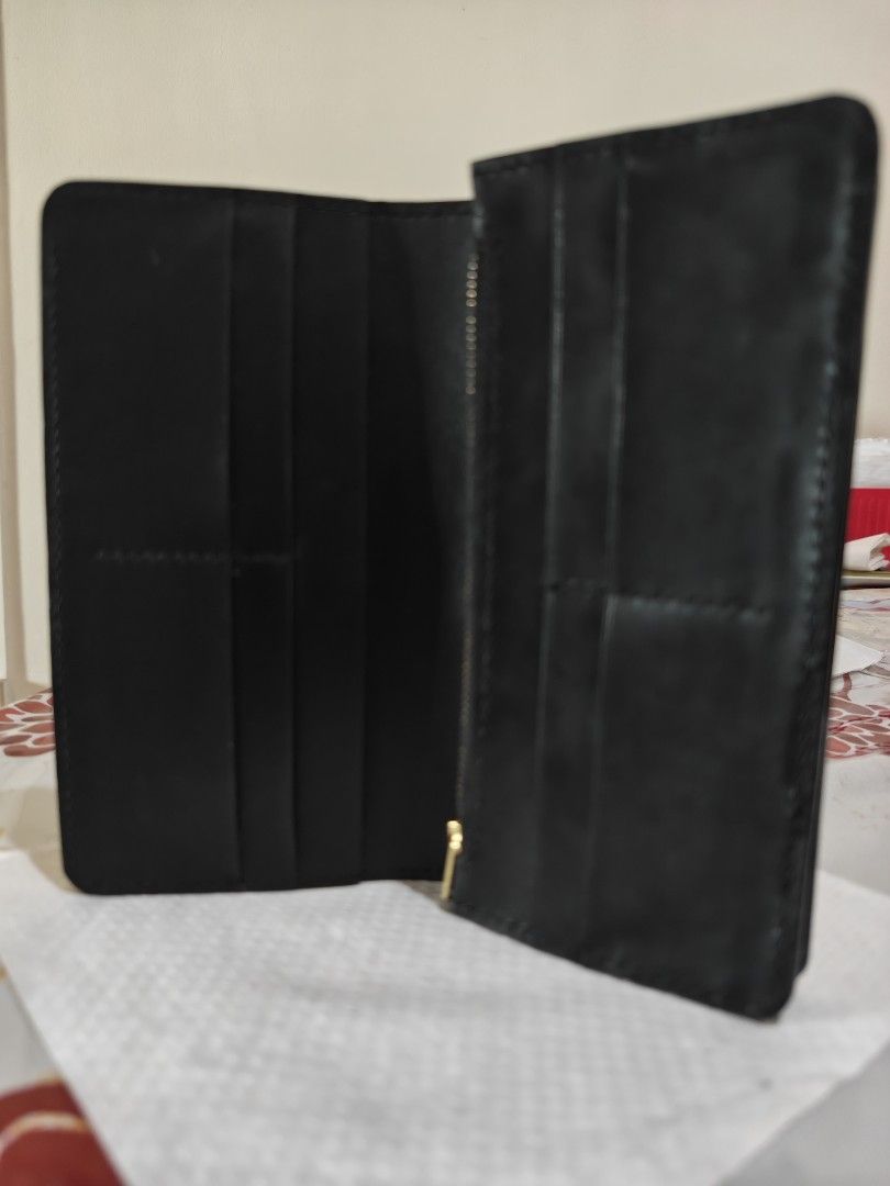 Python snake skin leather (Category: Wallets & Card Holders) located in Singapore. Submitted by kppkppkpp04 (Listing ID 1459352352, Image 2). Description: 100% Hand made 8 cards slot very nice leather wallet YKK zip.....