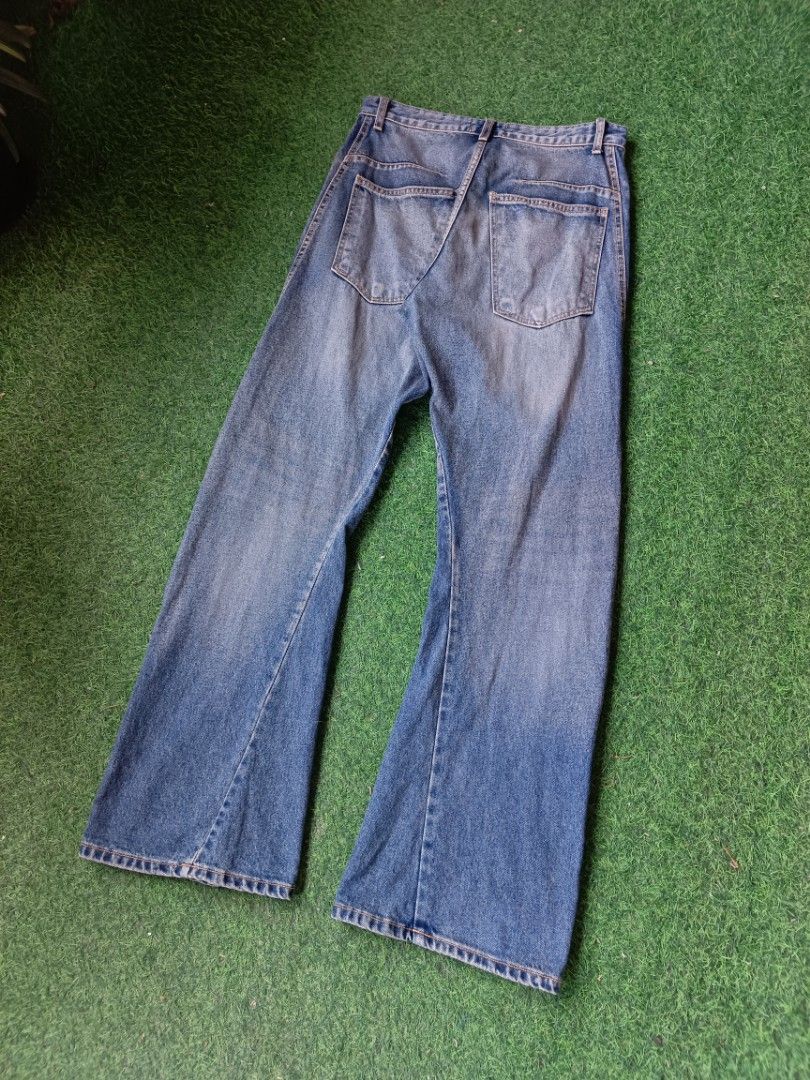 Saint Martin Flare Jeans (Category: Jeans) located in Davao. Submitted by karlito. (Listing ID 1459344125, Image 2). Description: Waist 32 Length 44.5 Hem 10.5 Thigh 12.5 knee 9.3.