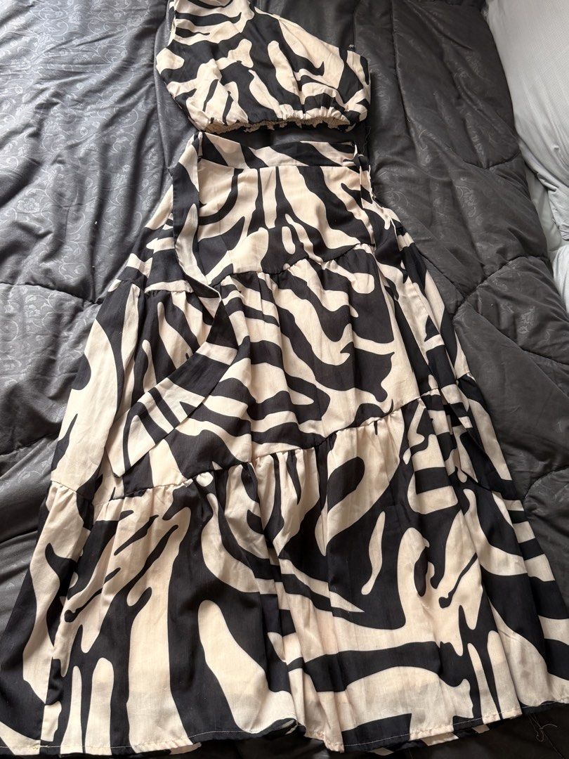 Saints and Secrets Print Coord XS (Category: Evening dresses & gowns) located in Taguig. Submitted by love_preloved__ (Listing ID 1459340999, Image 3). Description: Super pretty 🤩☺️. Can use for casual and also evening. Decluttering and selling low na. Can swap with satin dresses and Zara items. .