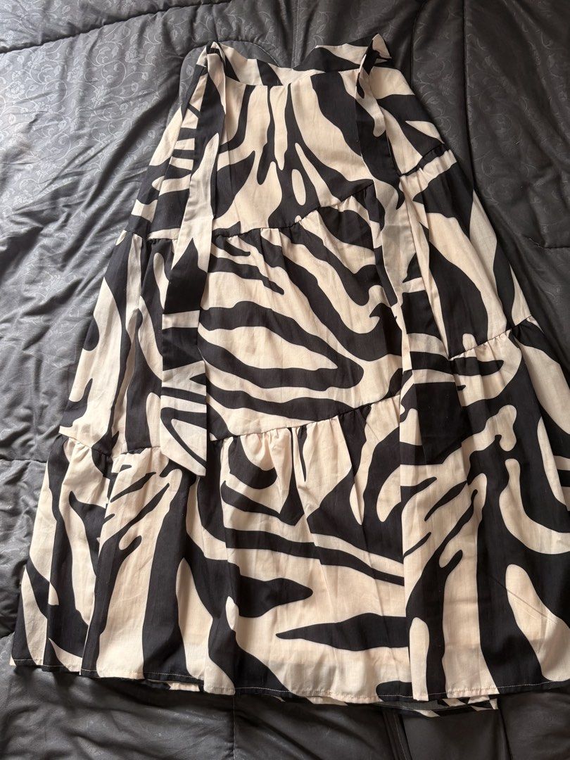 Saints and Secrets Print Coord XS (Category: Evening dresses & gowns) located in Taguig. Submitted by love_preloved__ (Listing ID 1459340999, Image 2). Description: Super pretty 🤩☺️. Can use for casual and also evening. Decluttering and selling low na. Can swap with satin dresses and Zara items. .