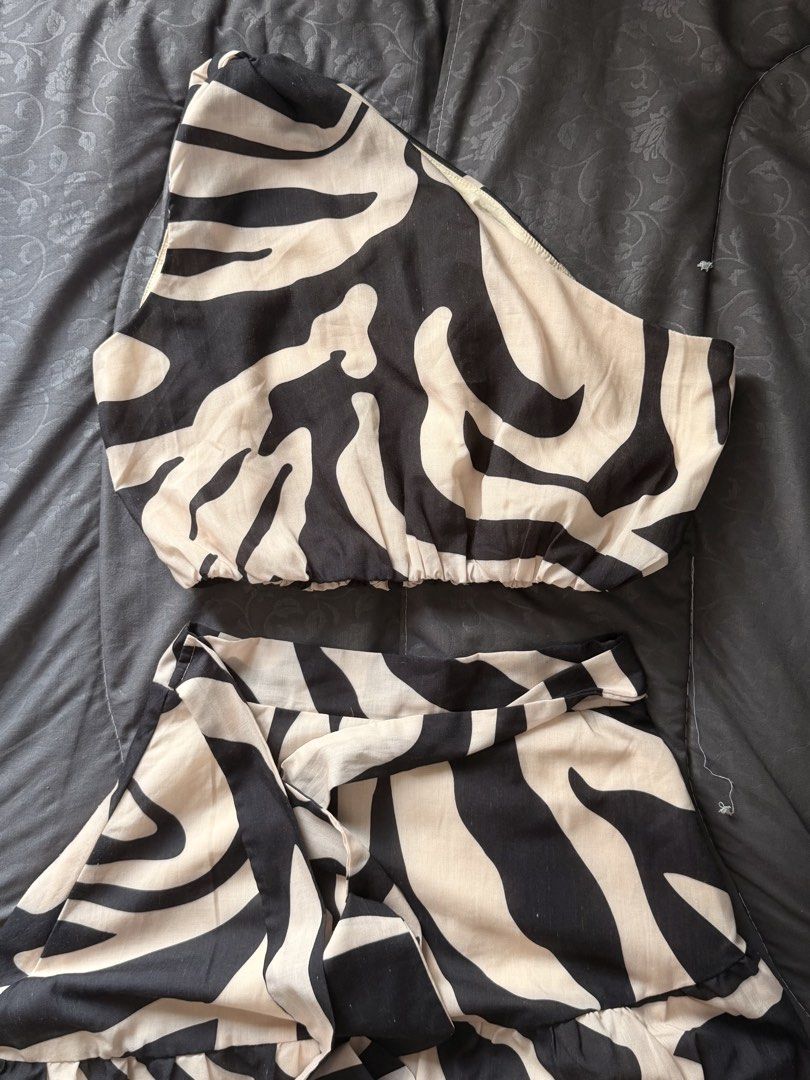 Saints and Secrets Print Coord XS (Category: Evening dresses & gowns) located in Taguig. Submitted by love_preloved__ (Listing ID 1459340999, Image 1). Description: Super pretty 🤩☺️. Can use for casual and also evening. Decluttering and selling low na. Can swap with satin dresses and Zara items. .