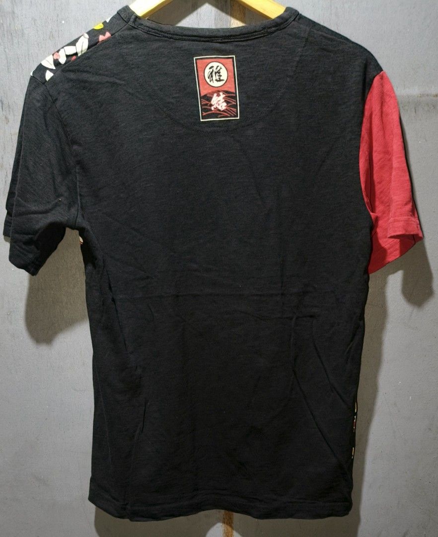 SAKURA LEAVES SHIRT JAPAN (Category: Tshirts & Polo Shirts ) located in Makati City. Submitted by updownthrift (Listing ID 1459466831, Image 2). Description: NO ISSUE NEED WASH ONLY.