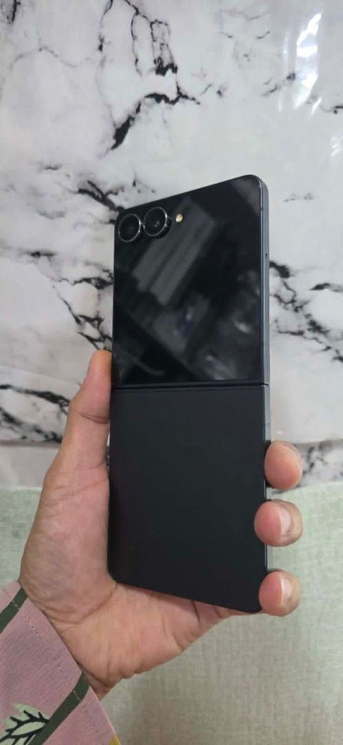 Samsung Galaxy Z Flip 7 Black Complete Openline (Category: Samsung) located in Pasig City. Submitted by samsungtolentinoph (Listing ID 1459403373, Image 2). Description: For sale only! Samsung Galaxy Z Flip 7 5G 🏷️ Price list: 256GB - 33,990 pesos 512GB - 36,500 pesos 🎨 Color(s): Black (DM for other color availability) 📦 Package and Condition: Complete with Box • Fully tested • Good as new • No hidden issues • No history of repair 🔑 Key specs