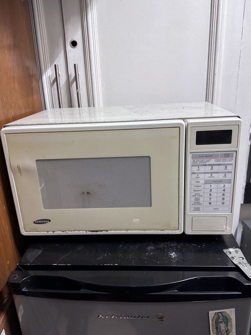 Samsung Microwave Oven (Category: Ovens & Toasters) located in Manila. Submitted by cruzgiusep32732 (Listing ID 1459401888, Image 1). Description: - White Samsung Microwave - Old but functions well - RFS: Decluttering.
