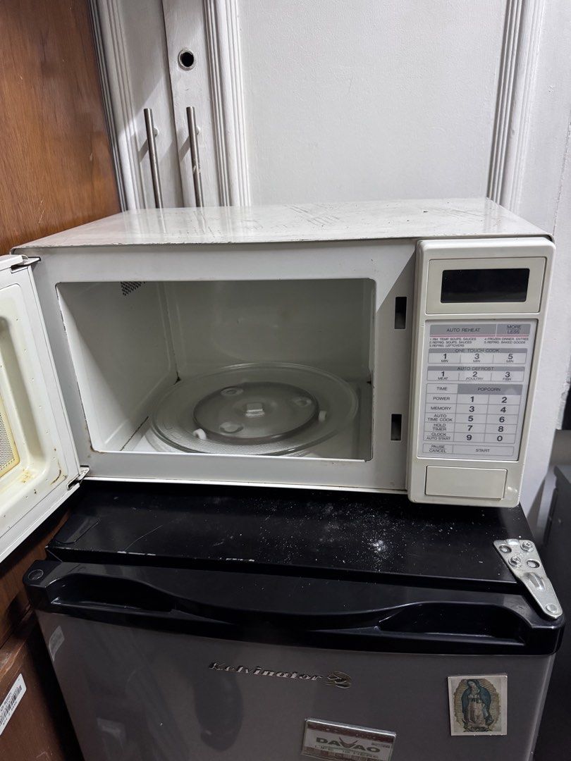 Samsung Microwave Oven (Category: Ovens & Toasters) located in Manila. Submitted by cruzgiusep32732 (Listing ID 1459401888, Image 2). Description: - White Samsung Microwave - Old but functions well - RFS: Decluttering.