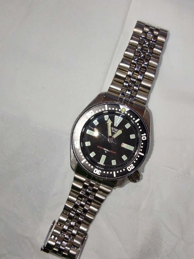 Seiko divers black medium siaed (Category: Luxury Watches) located in Quezon City. Submitted by horolodrip_manila_official_ph (Listing ID 1459461707, Image 1). Description: Seiko dovers black Medium sized Qc/cubao location open for meetups and Online transactions via lalamove ,jnt,Lbc Dm for more details Php 3,500.