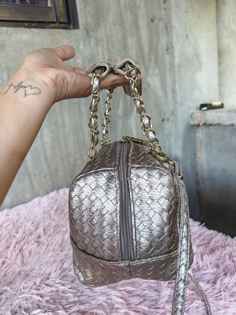 Shoulder bag banig style (Category: Shoulder Bags) located in Manila. Submitted by ukay-ukaybylyn (Listing ID 1459325789, Image 3). Description: good condition💯 kasya long wallet.