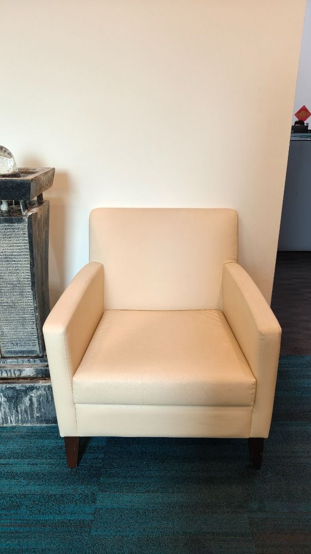 Single sofa (Category: Sofas) located in Singapore. Submitted by gabzeng (Listing ID 1459306757, Image 1). Description: .