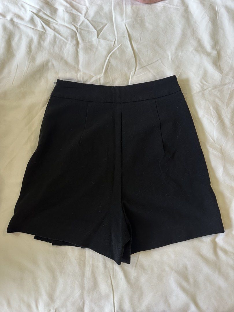 Stradivarius Black Pleated Skort (Category: Other Bottoms) located in Manila. Submitted by liangeanph (Listing ID 1459381400, Image 2). Description: Fits 25-26 waistline.