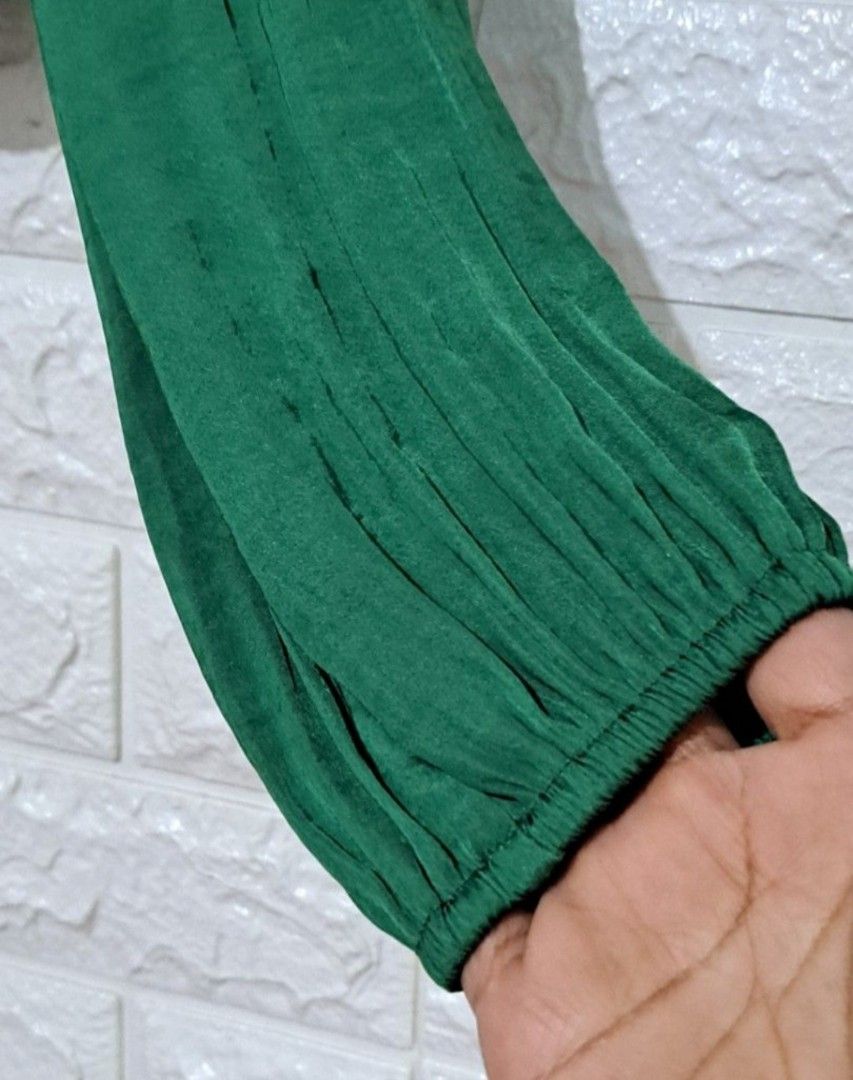 Stradivarius Satin Button Detail Romantic Blouse (Category: Blouses) located in Taguig. Submitted by authprelovedonlineshop2 (Listing ID 1459369227, Image 3). Description: - Stradivarius green blouse - V-neckline with lace detailing - Long sleeves - Button-down front - Fitted waist - Silky material - Gathered back design - Vibrant green color Stradivarius Satin Button Detail Romantic Blouse Like New! Large but best fit to Medium! Php788 🍀All ite