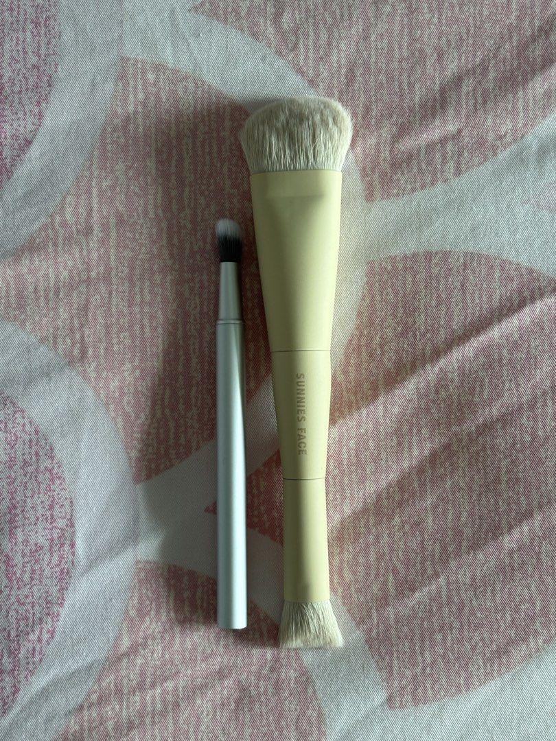 Sunnies Face Contour Makeup Brush (Category: Makeup) located in Makati City. Submitted by argelenfau89191 (Listing ID 1459303004, Image 1). Description: I rarely use this, so I’m selling it as a set with the MUJI makeup brush. still in good condition no issue Makeup brush ONLY Pouch not included .