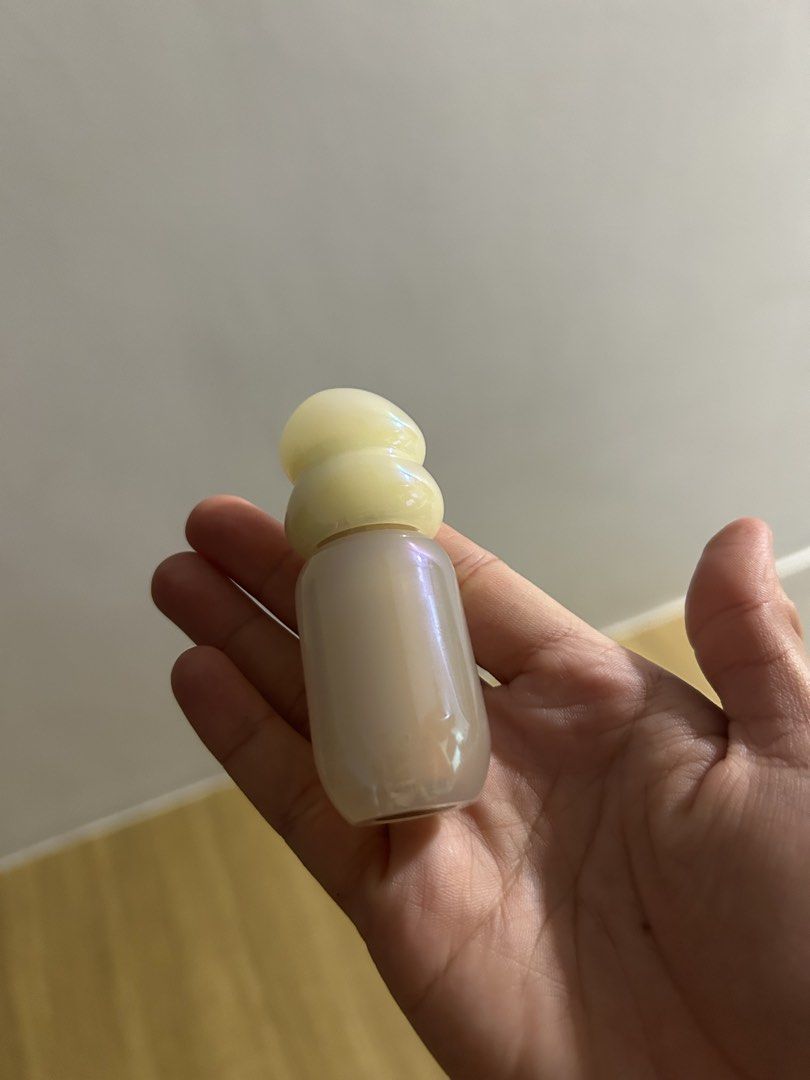 Sunnies Face Glow On Liquid Luminizer (Category: Makeup) located in Quezon City. Submitted by chastnavarrete (Listing ID 1459471079, Image 1). Description: - Glow On liquid luminizer - Shade: Saturn - Just bought it and it’s not for me.