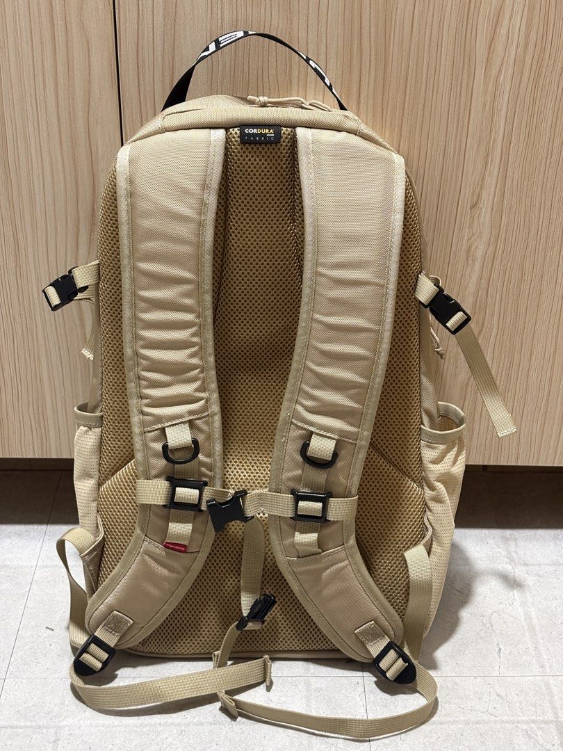 Supreme backpack （分類：背包）位於 Hong Kong。 由 hming2026 提交（商品編號 1459441114，圖片 2）。簡介： 不議價，面交或SF到付。