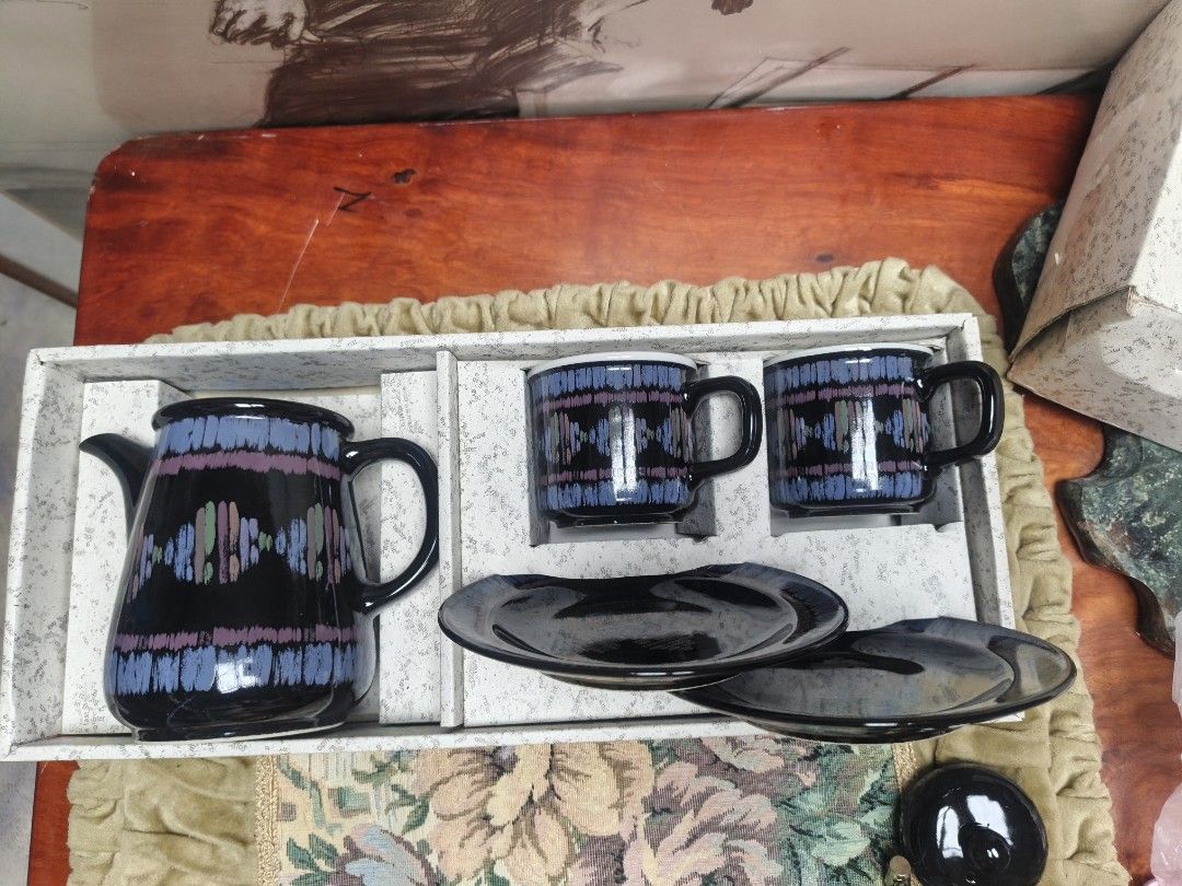 Tea pot and cup and saucer set (Category: Coffee & Tea Tableware) located in Paranaque City. Submitted by smileee124 (Listing ID 1459365318, Image 1). Description: 2box set avail pwde pang gift sa wedding etc..