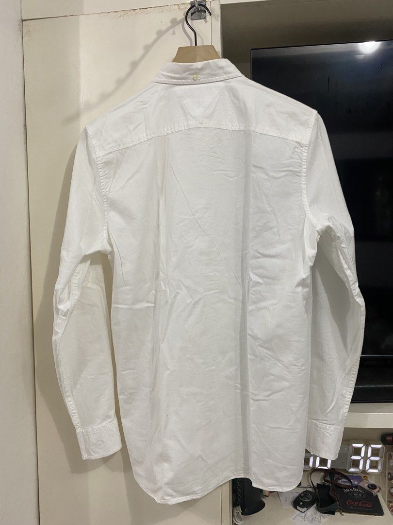 Tommy hilfiger buttondown longsleeves (Category: Formal Shirts) located in Santa Maria. Submitted by jordangail (Listing ID 1459374150, Image 2). Description: Tommy hilfiger buttondown longsleeves Medium on tag 21x29/30 9.9/10 puting puti No issue As new condi Mine na Gcash Jnt God bless.
